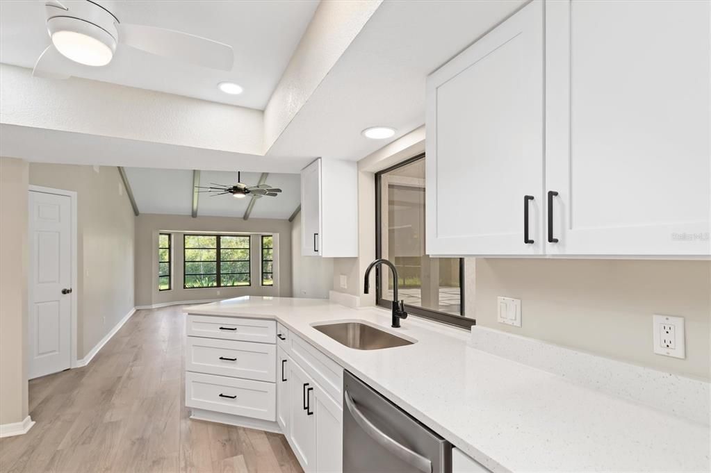 合同活跃: $599,000 (3 贝兹, 2 浴室, 1983 平方英尺)