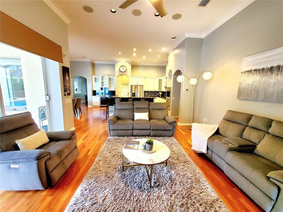 En Venta: $1,389,900 (4 camas, 3 baños, 3515 Pies cuadrados)