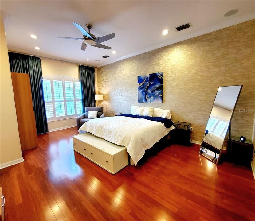 En Venta: $1,389,900 (4 camas, 3 baños, 3515 Pies cuadrados)