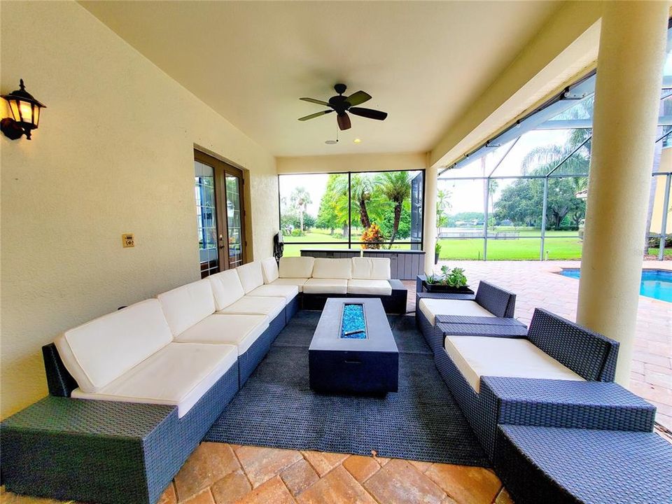 En Venta: $1,389,900 (4 camas, 3 baños, 3515 Pies cuadrados)