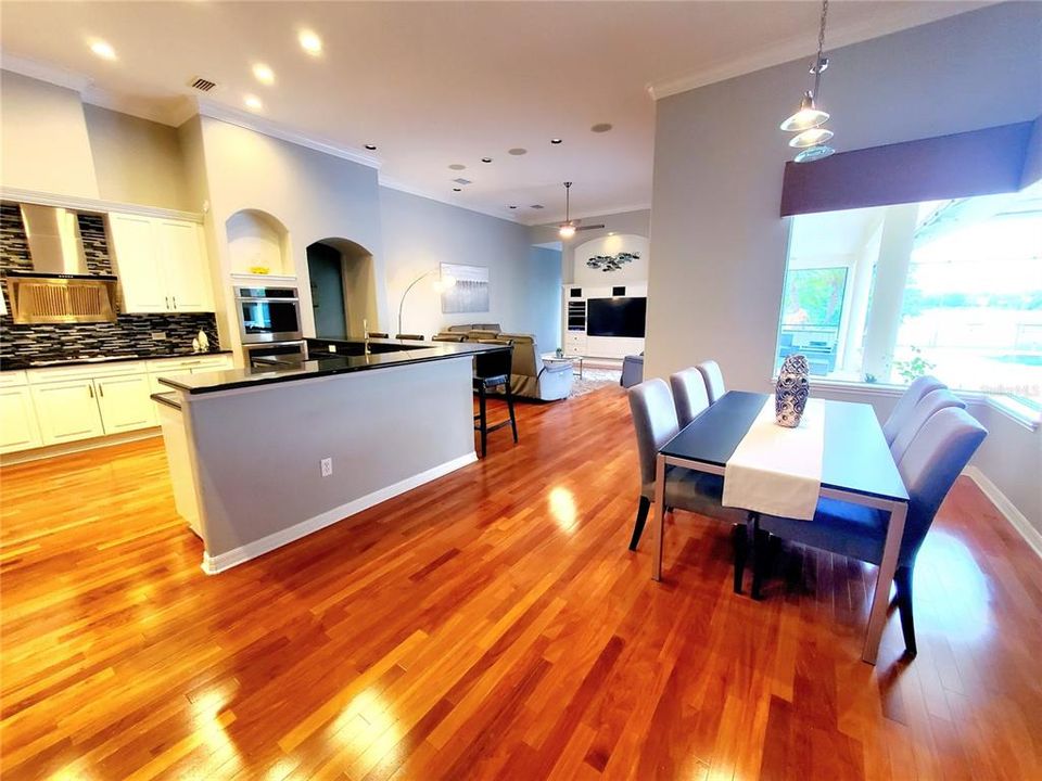 En Venta: $1,389,900 (4 camas, 3 baños, 3515 Pies cuadrados)