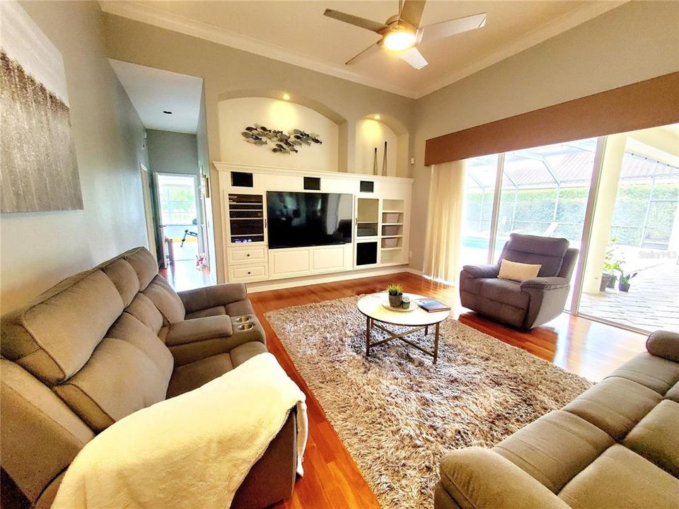 En Venta: $1,389,900 (4 camas, 3 baños, 3515 Pies cuadrados)