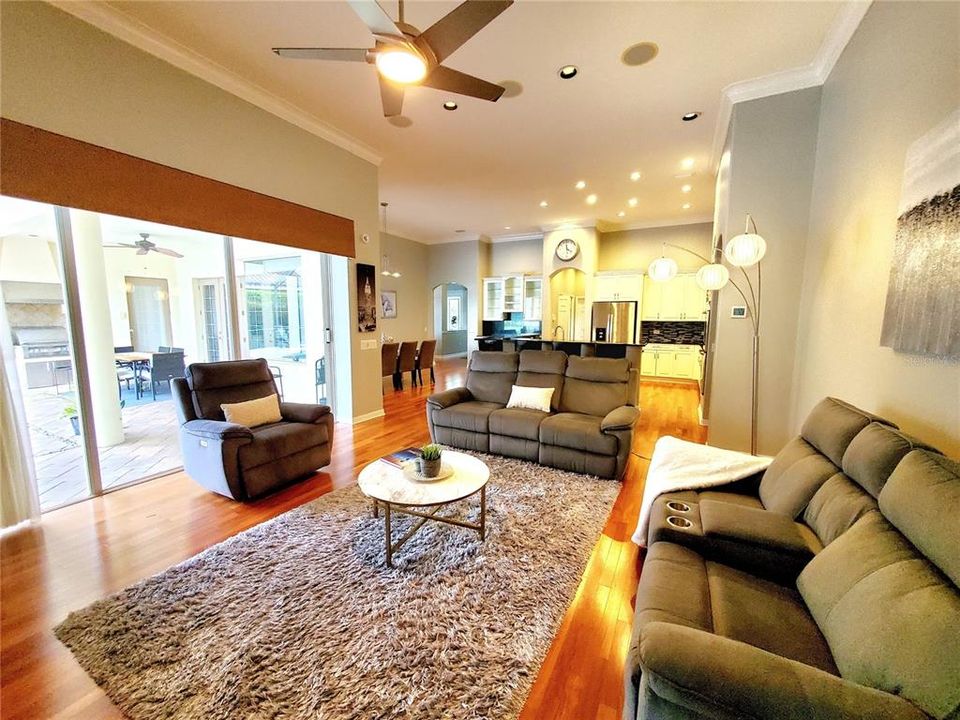 En Venta: $1,389,900 (4 camas, 3 baños, 3515 Pies cuadrados)