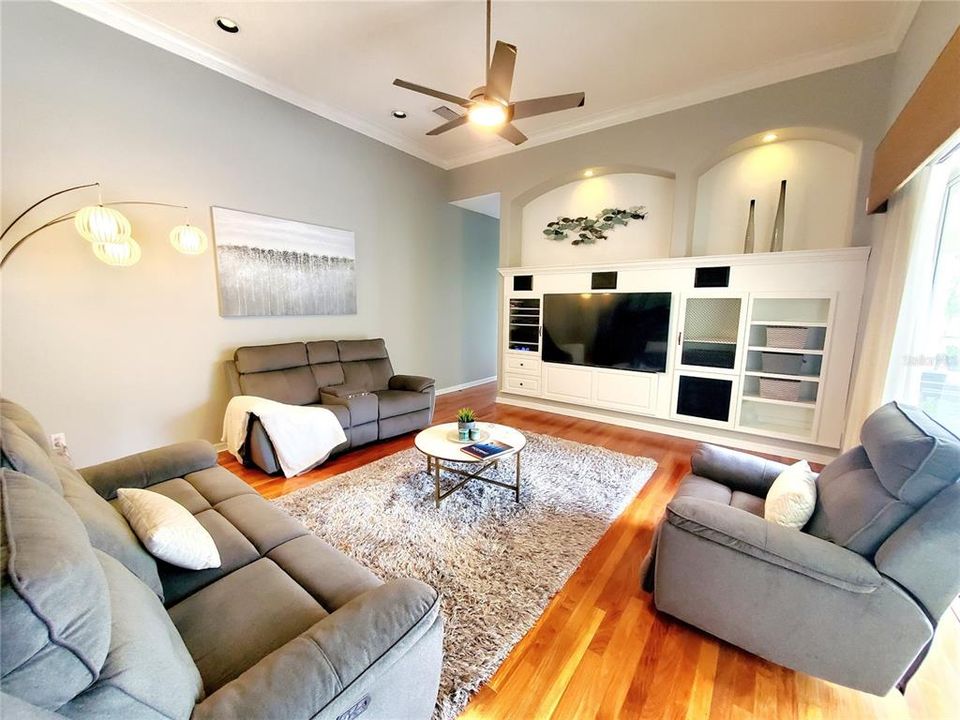 En Venta: $1,389,900 (4 camas, 3 baños, 3515 Pies cuadrados)