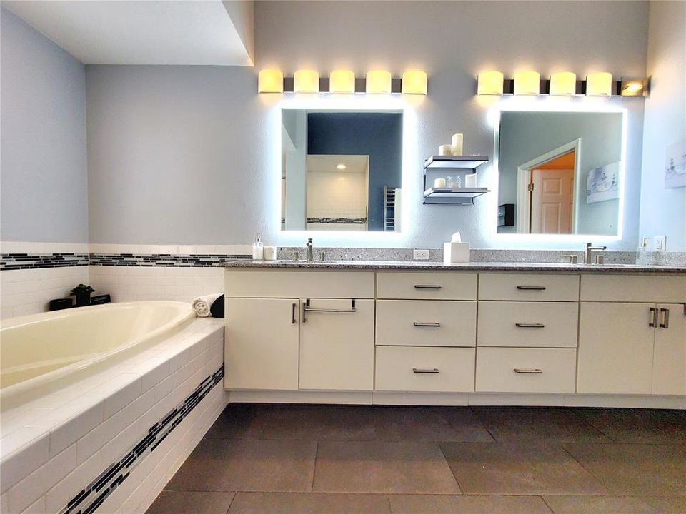 En Venta: $1,389,900 (4 camas, 3 baños, 3515 Pies cuadrados)