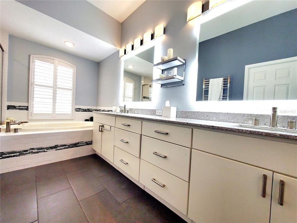 En Venta: $1,389,900 (4 camas, 3 baños, 3515 Pies cuadrados)