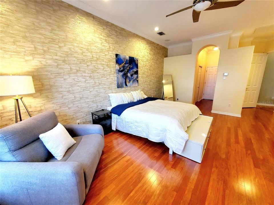 En Venta: $1,389,900 (4 camas, 3 baños, 3515 Pies cuadrados)