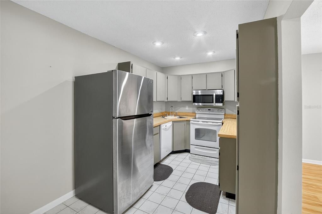 待售: $205,000 (2 贝兹, 2 浴室, 1038 平方英尺)