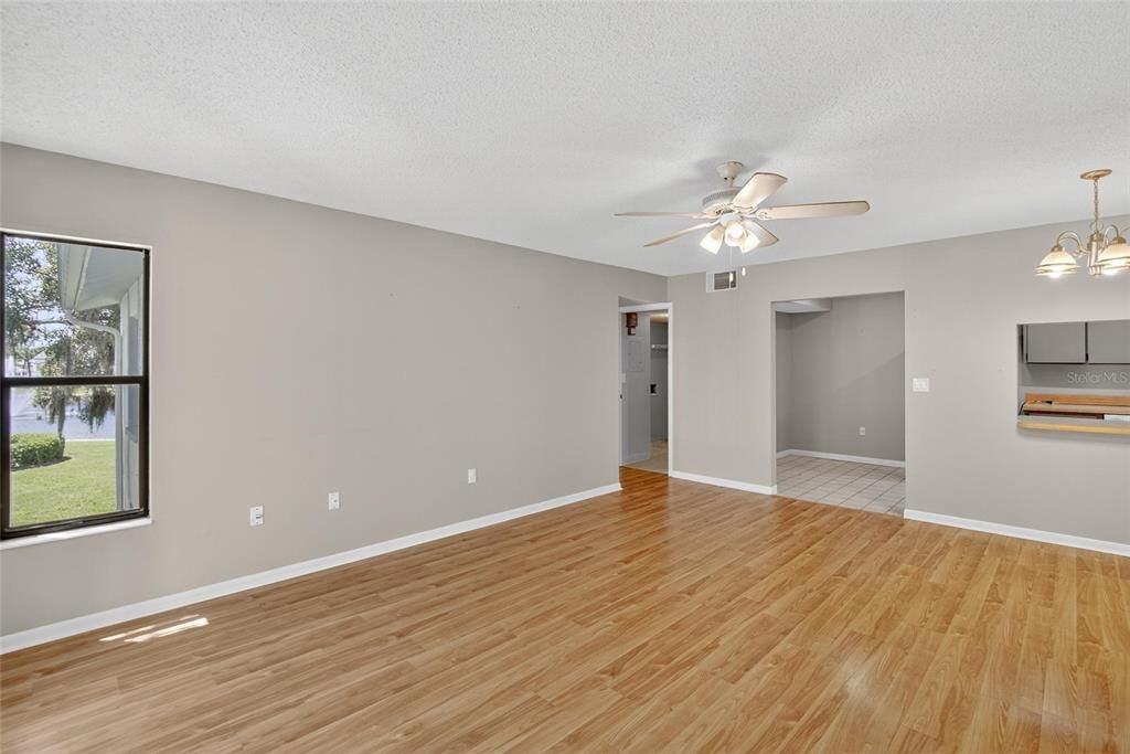 待售: $205,000 (2 贝兹, 2 浴室, 1038 平方英尺)