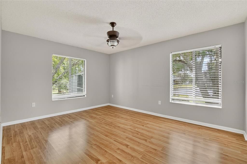 待售: $205,000 (2 贝兹, 2 浴室, 1038 平方英尺)