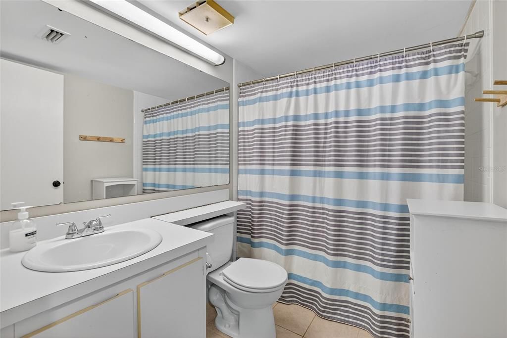 待售: $205,000 (2 贝兹, 2 浴室, 1038 平方英尺)