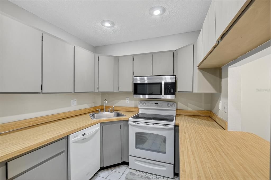 待售: $205,000 (2 贝兹, 2 浴室, 1038 平方英尺)