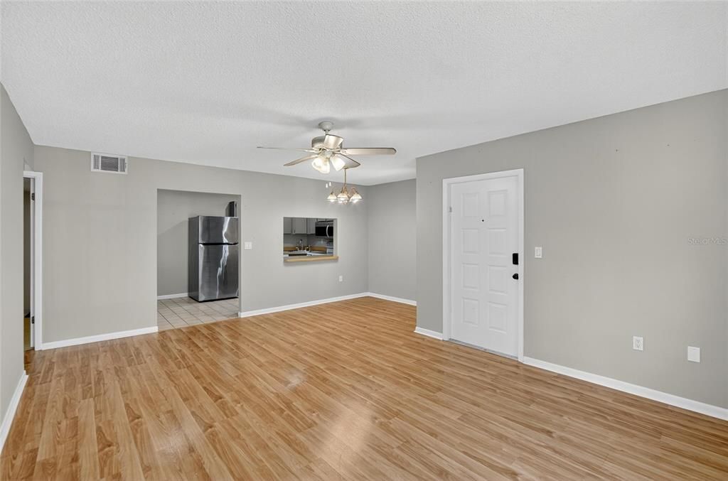 待售: $205,000 (2 贝兹, 2 浴室, 1038 平方英尺)