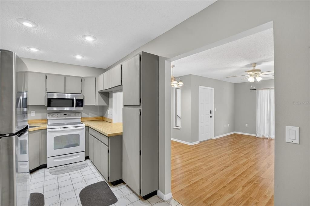 待售: $205,000 (2 贝兹, 2 浴室, 1038 平方英尺)