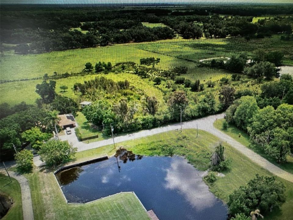 На продажу: $240,000 (2.47 acres)