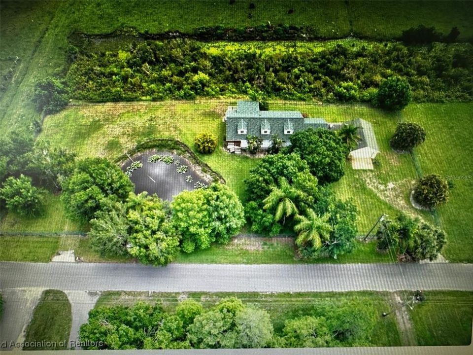 На продажу: $240,000 (2.47 acres)