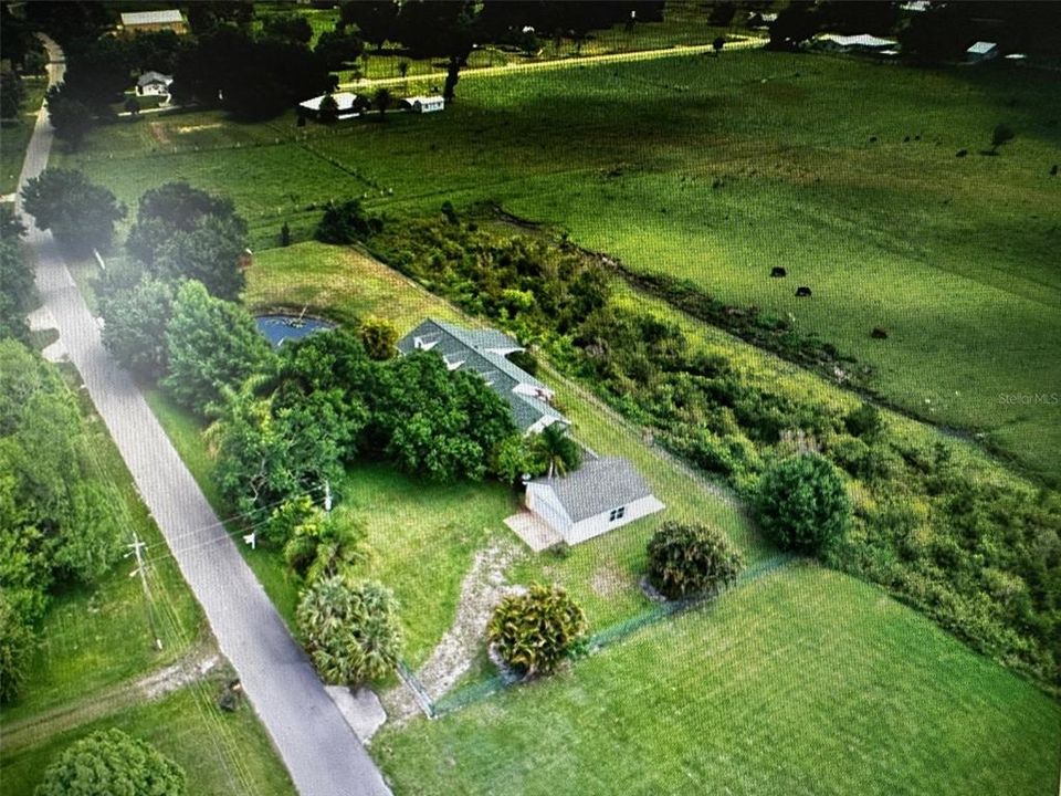 На продажу: $240,000 (2.47 acres)