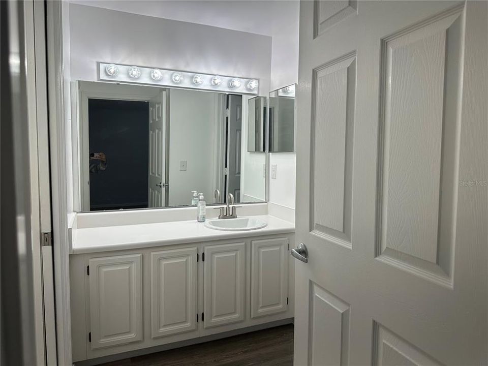 For Rent: $1,800 (1 beds, 1 baths, 1002 Square Feet)