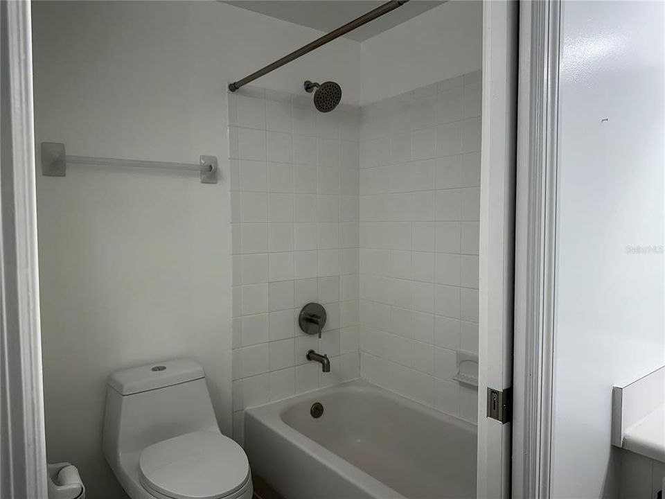For Rent: $1,800 (1 beds, 1 baths, 1002 Square Feet)