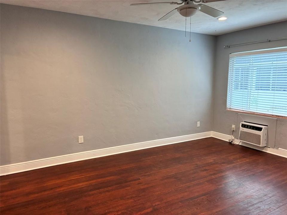 合同活跃: $1,620 (2 贝兹, 1 浴室, 760 平方英尺)