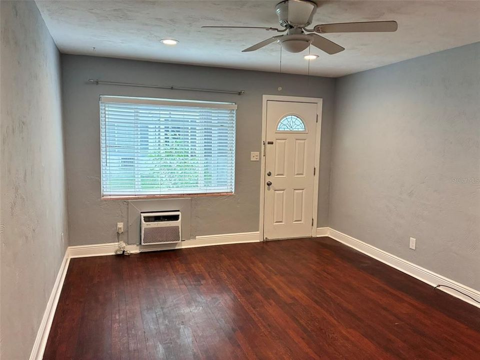 合同活跃: $1,620 (2 贝兹, 1 浴室, 760 平方英尺)