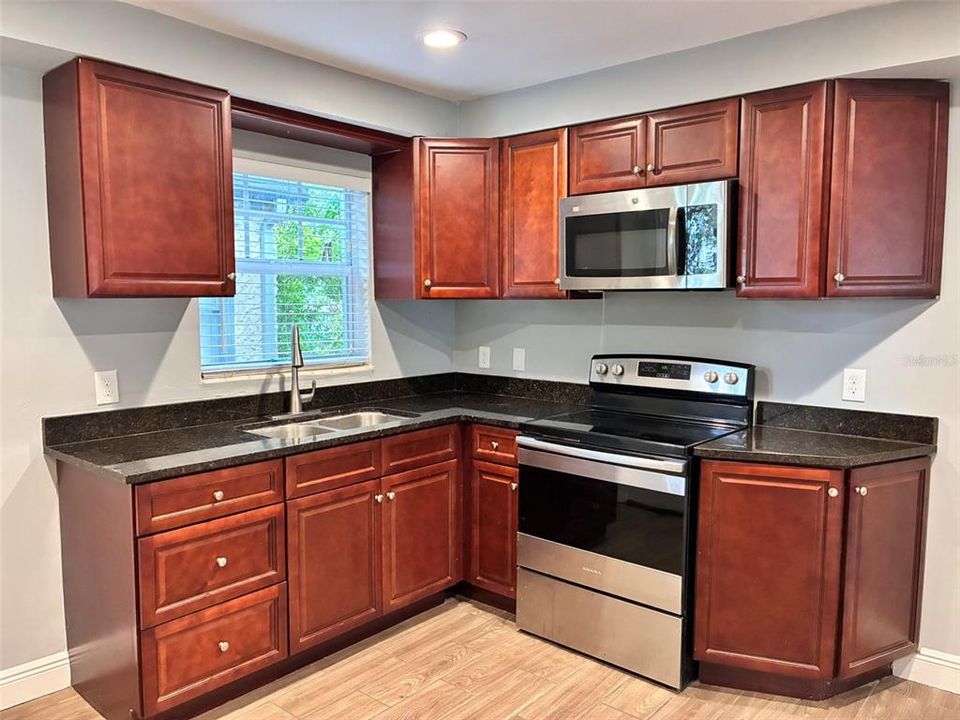 合同活跃: $1,620 (2 贝兹, 1 浴室, 760 平方英尺)