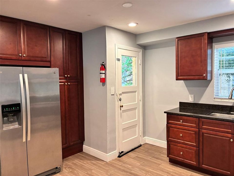 合同活跃: $1,620 (2 贝兹, 1 浴室, 760 平方英尺)