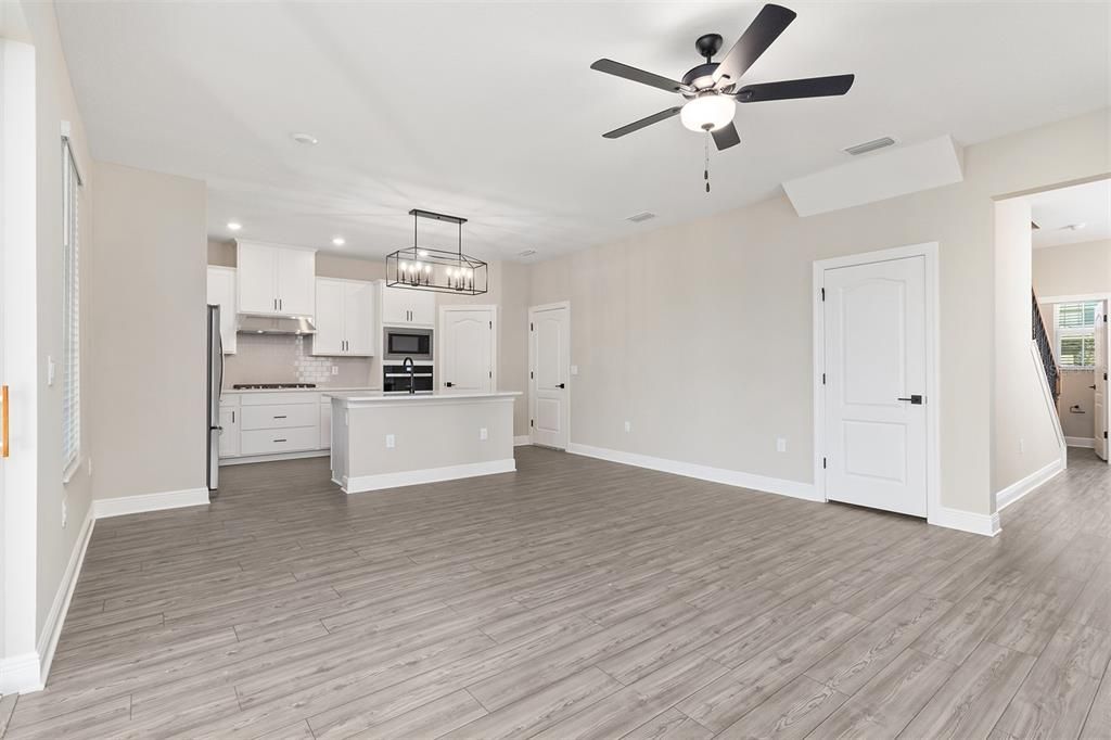 Под контрактом: $486,900 (4 спален, 2 ванн, 2051 Квадратных фут)