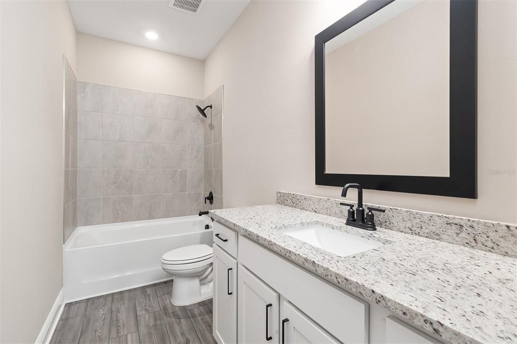 Под контрактом: $486,900 (4 спален, 2 ванн, 2051 Квадратных фут)