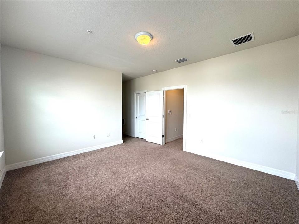 合同活跃: $2,749 (3 贝兹, 3 浴室, 2128 平方英尺)