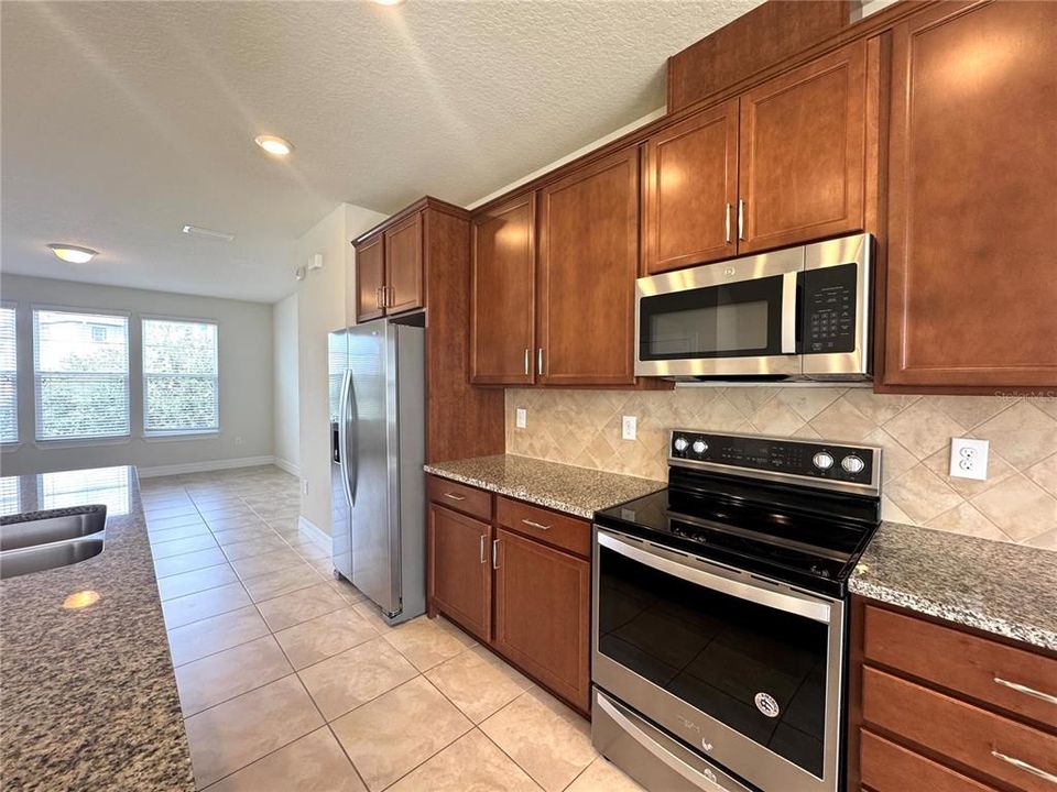 合同活跃: $2,749 (3 贝兹, 3 浴室, 2128 平方英尺)