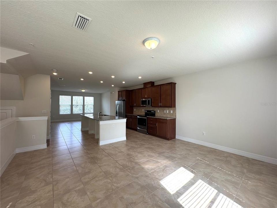 合同活跃: $2,749 (3 贝兹, 3 浴室, 2128 平方英尺)