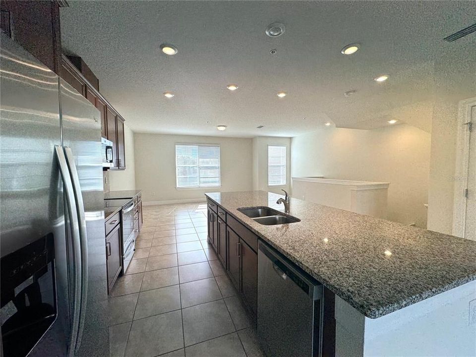 合同活跃: $2,749 (3 贝兹, 3 浴室, 2128 平方英尺)