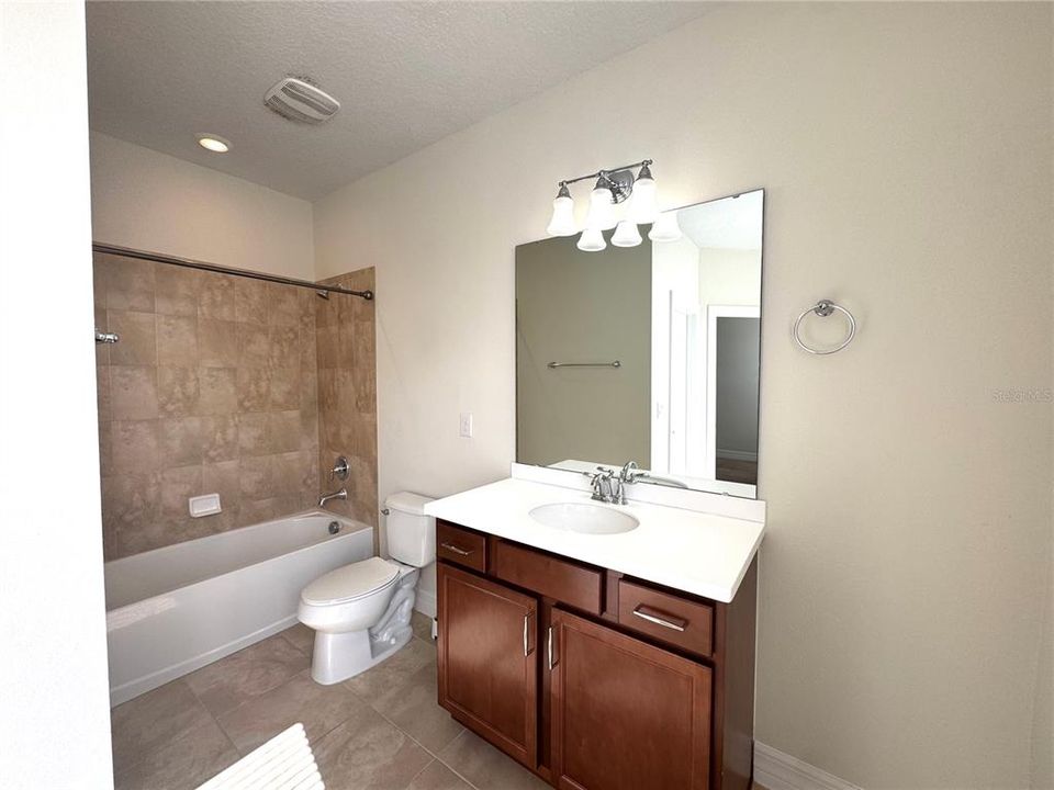 合同活跃: $2,749 (3 贝兹, 3 浴室, 2128 平方英尺)