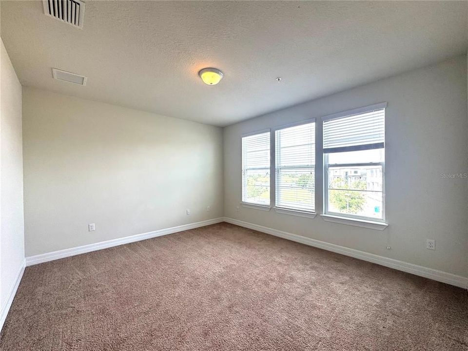 合同活跃: $2,749 (3 贝兹, 3 浴室, 2128 平方英尺)