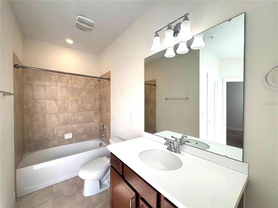 合同活跃: $2,749 (3 贝兹, 3 浴室, 2128 平方英尺)