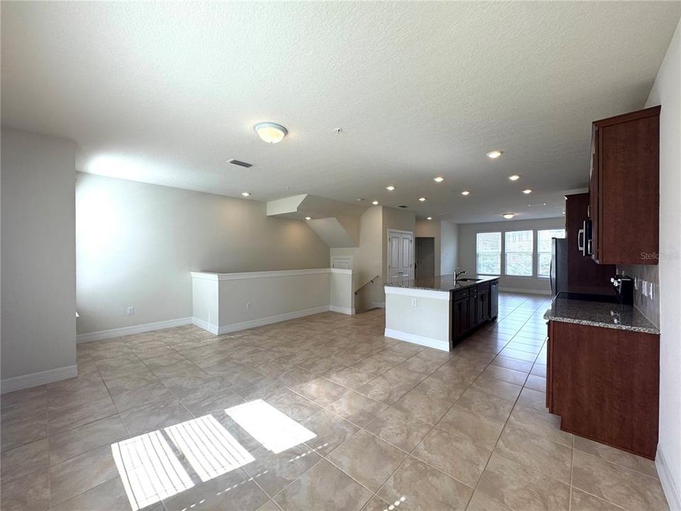 合同活跃: $2,749 (3 贝兹, 3 浴室, 2128 平方英尺)