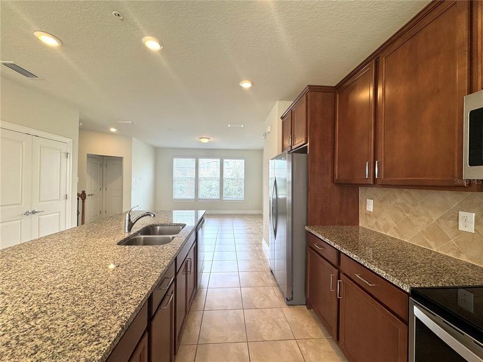 合同活跃: $2,749 (3 贝兹, 3 浴室, 2128 平方英尺)