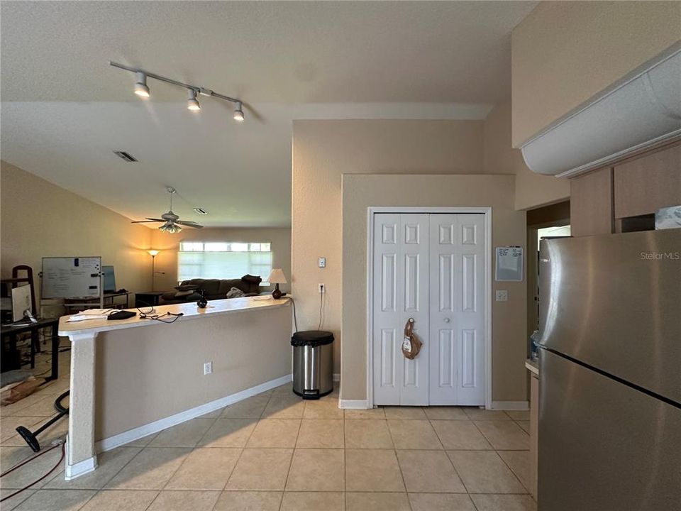 Под контрактом: $499,990 (3 спален, 2 ванн, 1676 Квадратных фут)