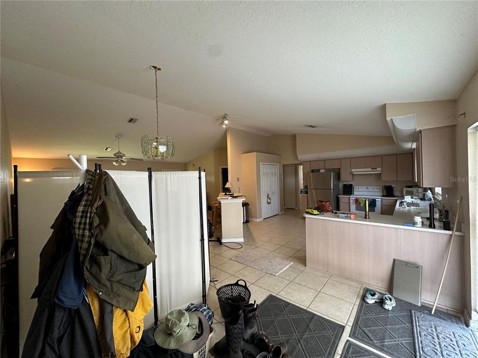 Под контрактом: $499,990 (3 спален, 2 ванн, 1676 Квадратных фут)