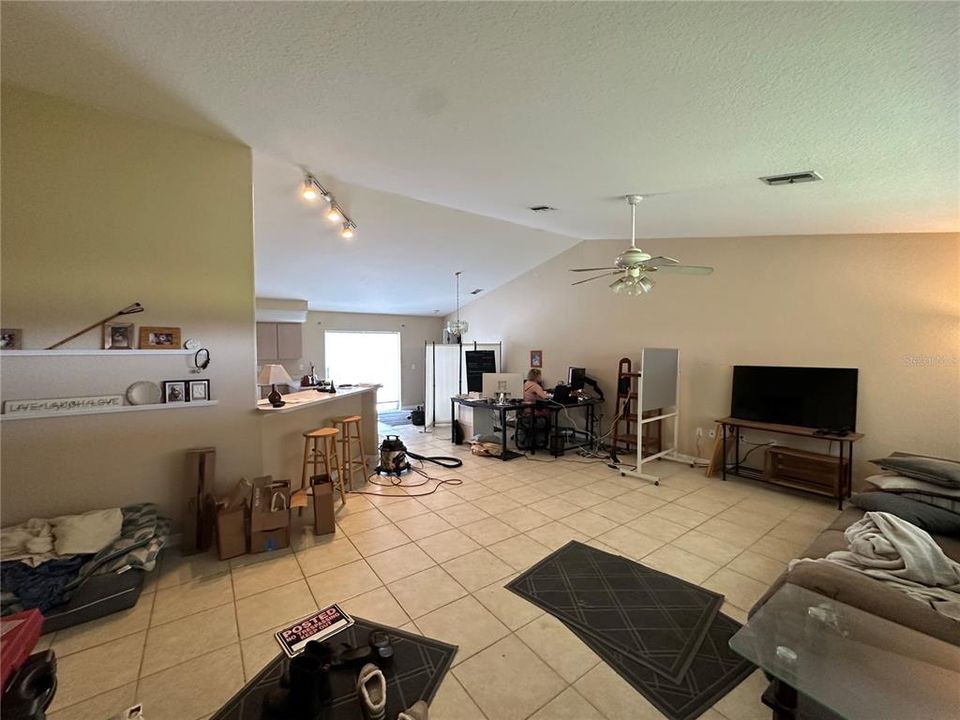 Под контрактом: $499,990 (3 спален, 2 ванн, 1676 Квадратных фут)