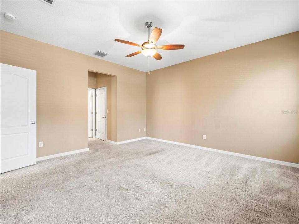 合同活跃: $450,000 (4 贝兹, 2 浴室, 2037 平方英尺)