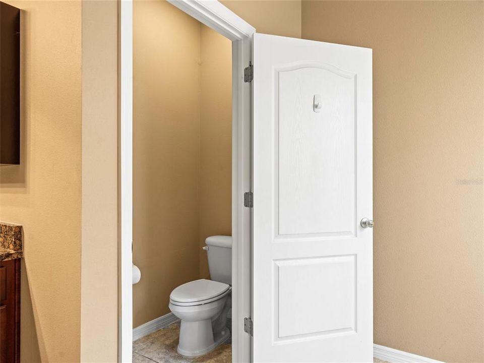 合同活跃: $450,000 (4 贝兹, 2 浴室, 2037 平方英尺)