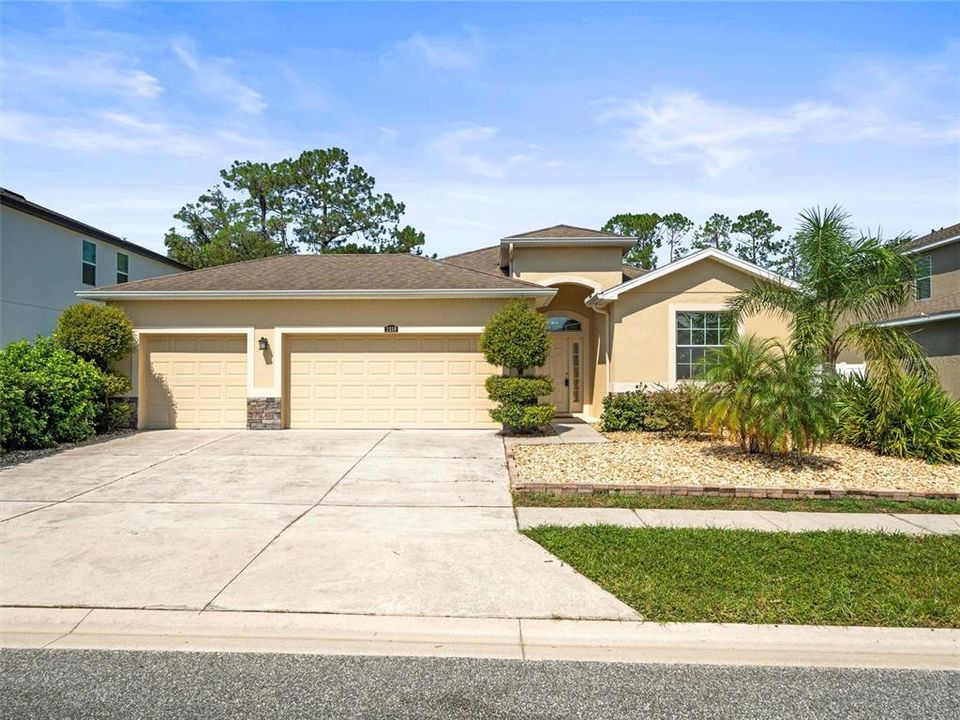 合同活跃: $450,000 (4 贝兹, 2 浴室, 2037 平方英尺)