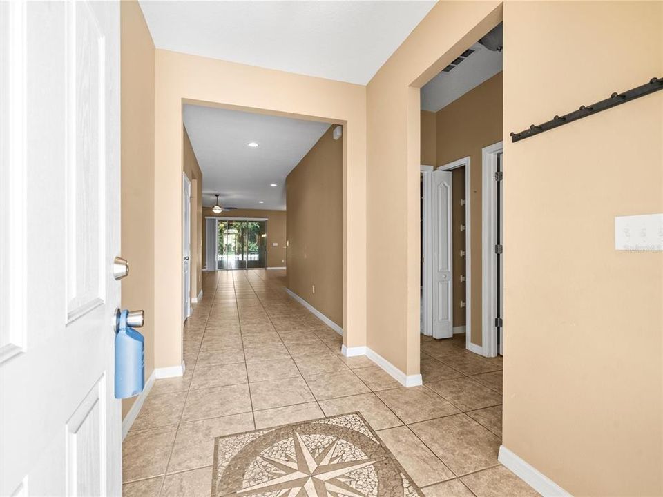 合同活跃: $450,000 (4 贝兹, 2 浴室, 2037 平方英尺)