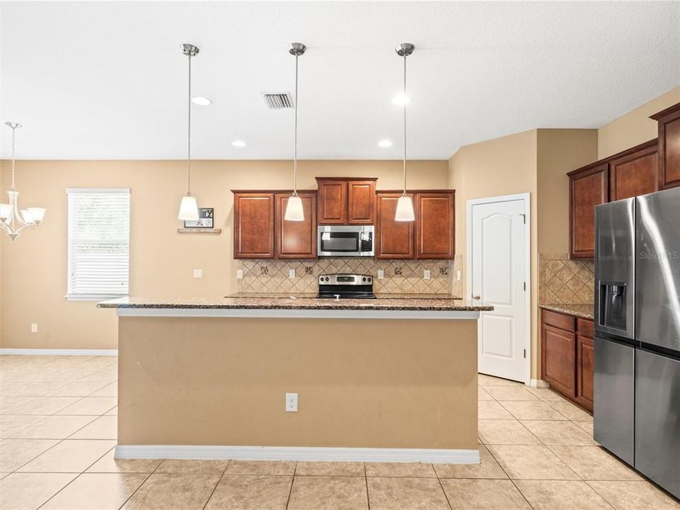 合同活跃: $450,000 (4 贝兹, 2 浴室, 2037 平方英尺)