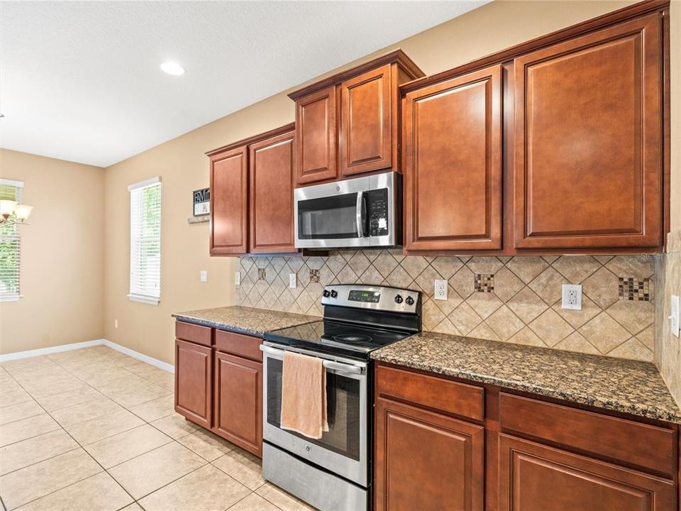 合同活跃: $450,000 (4 贝兹, 2 浴室, 2037 平方英尺)