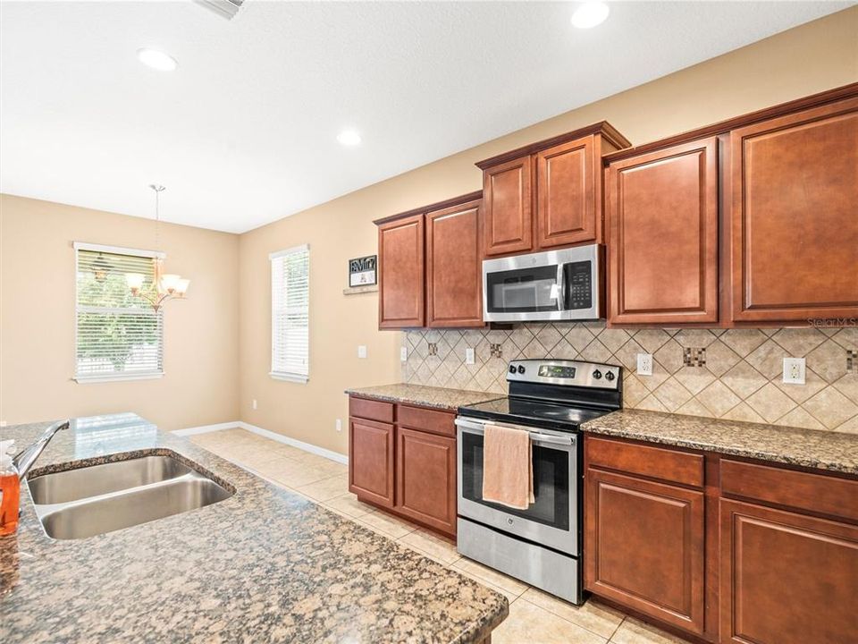 合同活跃: $450,000 (4 贝兹, 2 浴室, 2037 平方英尺)