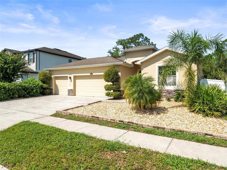 合同活跃: $450,000 (4 贝兹, 2 浴室, 2037 平方英尺)