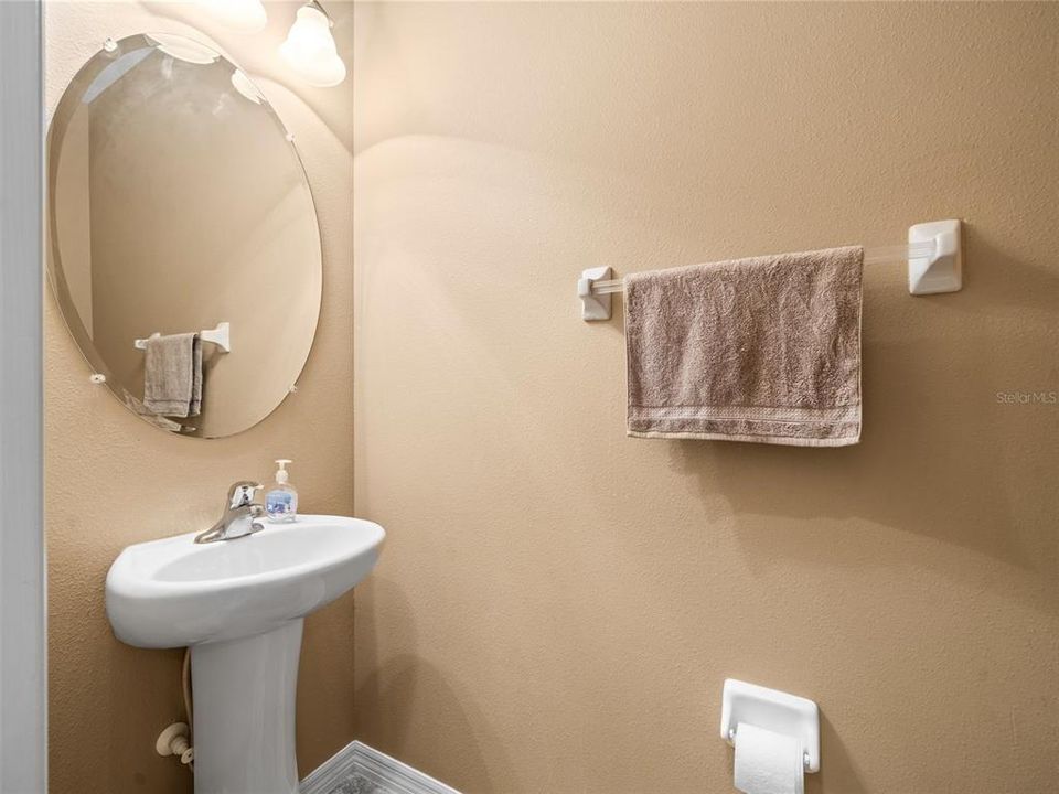 合同活跃: $450,000 (4 贝兹, 2 浴室, 2037 平方英尺)